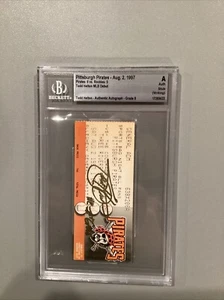 Boleto automático firmado Todd Helton MLB debut en béisbol 1997 HR Inscr Beckett losa patio - Imagen 1 de 15