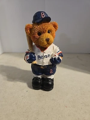Estatuilla de oso en uniforme de béisbol pintada a mano. 5,5 pulgadas de alto Foto 1 de 4