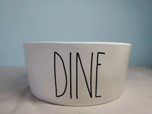 Cuenco grande de cerámica para perros Rae Dunn - blanco "DINE" - 8"x3,5" magenta - Imagen 1 de 5