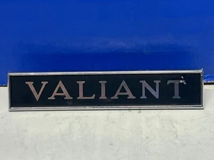 VINTAGE 1972 PLYMOUTH VALIANT 2963770 NICE ORNAMENT EMBLEM BADGE A7 - Imagen 1 de 5
