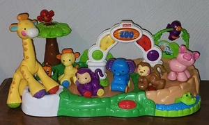 Fisher-Price Amazing Animals Spinnin' Around Playset Zoo Musicale Scimmia Elefana - Foto 1 di 5