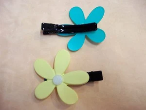 FORCINA  A MOLLA NERA CON FIORE IN PLASTICA GIALLO PASTELLO/BIANCO cod. 4724 - Picture 1 of 1