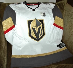 Toppa Deryk Engelland Las Vegas maglia Golden Knights uomo 50 cinturino da combattimento nuovo con etichette - Foto 1 di 8