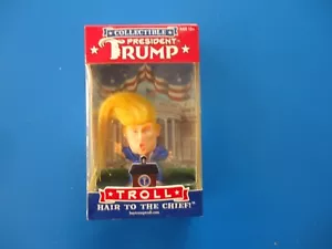 BAMBOLA TROLL PRESIDENTE DONALD TRUMP DA COLLEZIONE MAKE AMERICA GREAT AGAIN FIGURE. - Foto 1 di 2