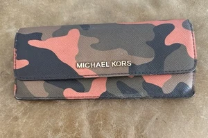 MICHAEL KORS CAMO SNAP WALLET W ZIPPER FOR CHANGE ON OUTSIDE - Picture 1 of 4