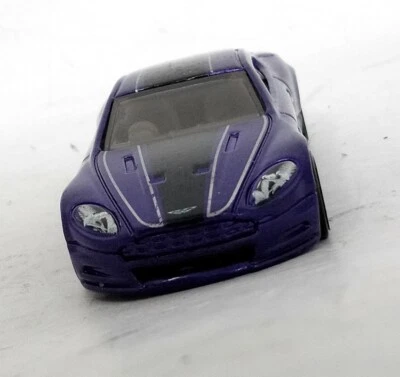 Aston Martin DBS suelto púrpura Hot Wheels R6459 Foto 1 de 4