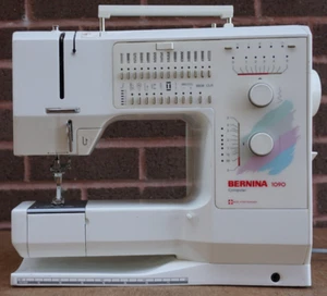 SIN PEDAL Máquina de Coser Computarizada Bernina 1090 CAJA ACCESORIOS FALTANTES - Imagen 1 de 23