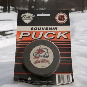 VINTAGE PUCK COLORADO AVALANCHE FABRIKVERSIEGELT (NEU) MIT MÄNGELN AUF DER VERPACKUNG  - Bild 1 von 9