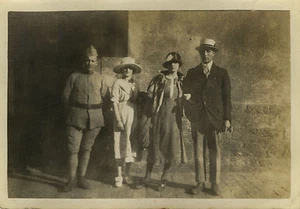PHOTO ANCIENNE - VINTAGE SNAPSHOT - GROUPE MODE ÉLÉGANCE CHAPEAU SOLDAT -FASHION - Bild 1 von 1