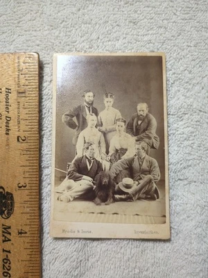 Antiguo retrato familiar de la década de 1880 + tarjeta de gabinete de perro foto Brodie & Imrie  Foto 1 de 4