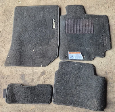 Alfombrillas originales SUZUKI FZ SWIFT FZC82S, faltan 1 trajes traseros 2/2011 - 6/2017 Foto 1 de 4