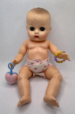 1957 年 #7670 饮料/湿 Squeaker Ginnette 娃娃 带摇铃和手链,原装盒 — 第 1/4 张图片