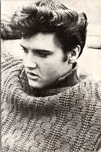 Elvis Aaron Presley im Pullover mit Zopfmuster - Postkarte nicht verschickt - Bild 1 von 2
