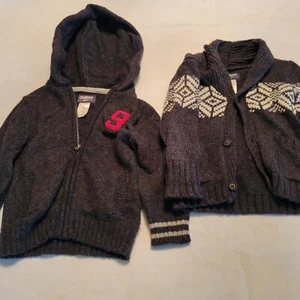 2 Infant Boys 18 Months Zip Up And Button Up Hooded OSH KOSH Bgosh Sweatshirt - Imagen 1 de 7