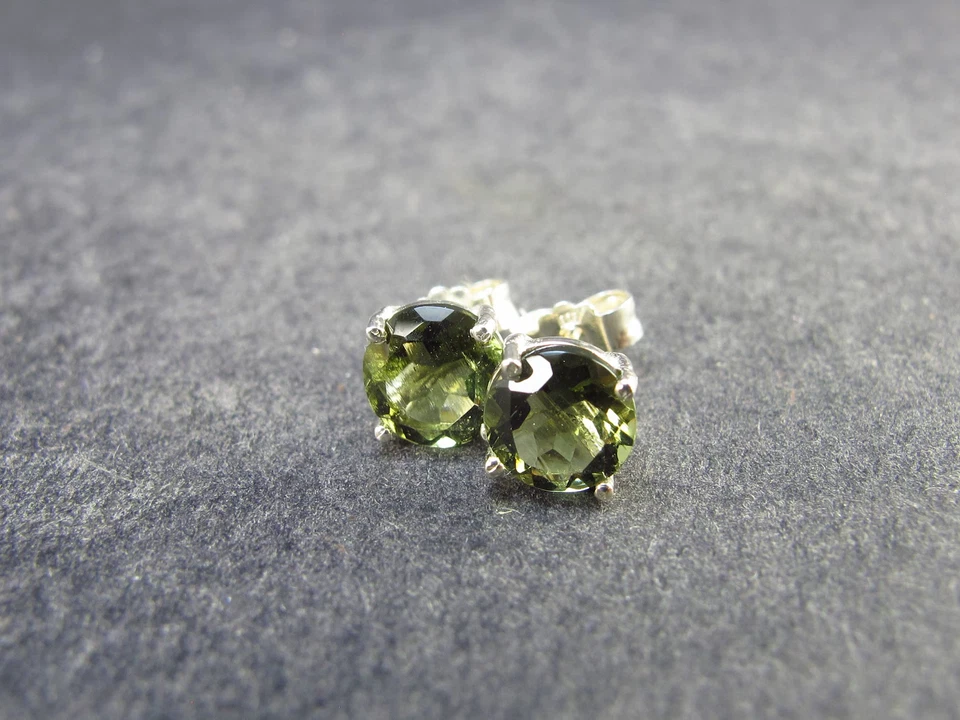 Aretes para mujer hechos a mano de plata de ley 925 con gema de corte moldavita natural Foto 1 de 1