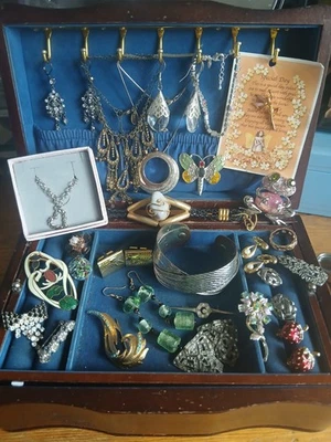 Vintage und Moderner Modeschmuck Restposten Box nicht dabei Re Wear or Up Cycle - Bild 1 von 4