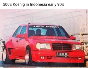 Modellino Mercedes 300 E Berlina Koenig Specials in Plastica scala 1: 24 Rossa - Foto 1 di 1