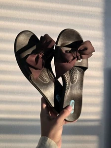 Sandalia de goma Oka Bee marrón sin cordones con detalle de lazo talla M - Imagen 1 de 5