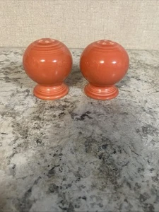 Vtg Fiesta Persimmon/coral Round Ball Salt&Pepper Shakers/colorful kitchenware - Picture 1 of 9
