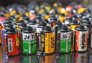 30 Fotorollen 35mm ohne Folie mit Zunge + Kunststoffbehälter - Bild 1 von 3