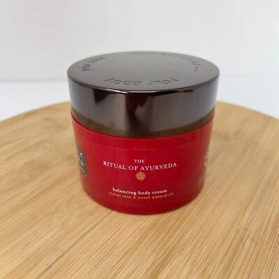 Crema corporal equilibradora The Rituals of Ayurveda 6,7 oz aceite de almendras dulces de rosa india Foto 1 de 4