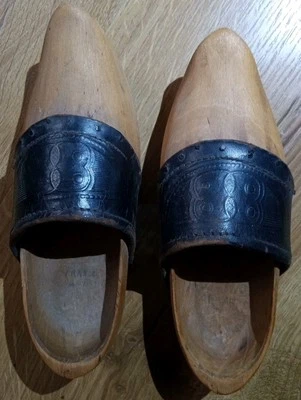 Zuecos de cuero de madera tallados a mano de 1918 antiguos zapatos Francia inscritos niñas Foto 1 de 4