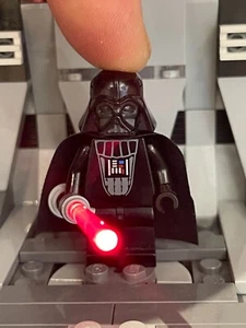 New LEGO Star Wars Darth Vader - Trans-Red Light-Up Lightsaber Minifigure sw0117 - Picture 1 of 8