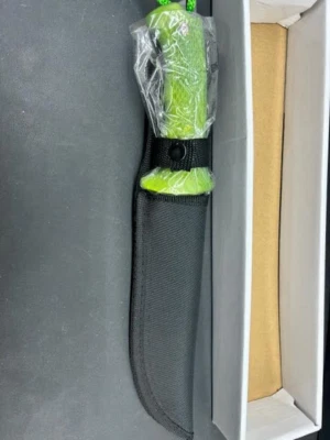 Cuchillo de hoja Wartech verde y negro con soporte Foto 1 de 3