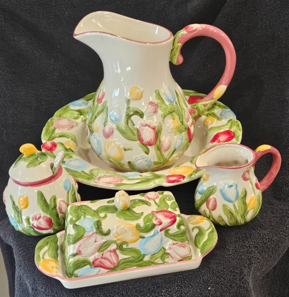 Juego de jarra floral figurativa Temptations, tazón, plato de mantequilla, azucarero y crema Foto 1 de 4