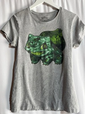 Camiseta Pokemon Bulbasaur Gris Gráfico Camiseta Mujer’s XL Nintendo Oficial Usada Foto 1 de 4