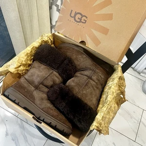 Stivali da donna UGG ultra alti 5245 Revival scamosciati marrone cioccolato US 7 ottime condizioni! - Foto 1 di 11