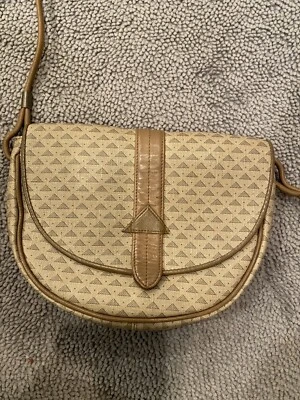 Cartera cruzada vintage Liz Claiborne 1984 recubierta con logotipo geométrico con ribete de cuero Foto 1 de 4