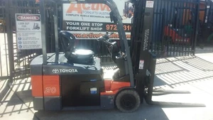 TOYOTA 4 WHEEL ELECTRIC FORKLIFT 2 TON CONTAINER MAST MODEL 2010 $19000+GST - Picture 1 of 12