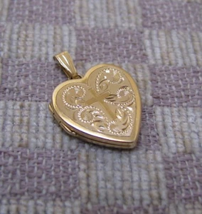NEW FOURTEEN KARAT YELLOW GOLD 15mm ENGRAVED HEART LOCKET PENDANT - Picture 1 of 5