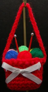 Handgefertigter Christbaumschmuck - gehäkelter Garnkorb mit Garnknäuel & Nadeln - Bild 1 von 5