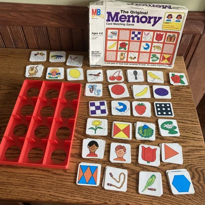 El juego original de tarjetas de memoria a juego 1880 Milton Bradley # 4664 incompleto Foto 1 de 4