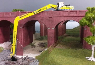 Komatsu Stobart Rail PC340 360 Tracked Excavator Digger 1:76 HO/OO Atlas Model - Image 1 of 4