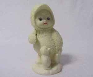 FIGURA DE PORCELANA PEQUEÑA CUBIERTA DE NIEVE NIÑO JUGANDO CON LÁPIZ SIN USAR EN CAJA - Imagen 1 de 5