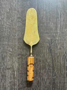Vintage Gold Tone Metal Pie Cake Server Spatula Wood Handle - 24.5CM - Picture 1 of 5