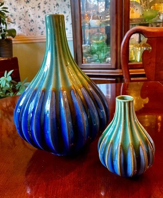 Jarrones acanalados Pier One verde azul 12 pulgadas más 6 pulgadas 2 Foto 1 de 4