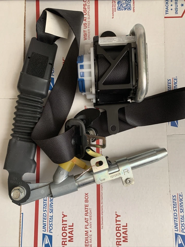 2010 2011 2012 2013 Suzuki Kizashi Passenger Side Front Seat Belt Assembly - Image 1 of 4
