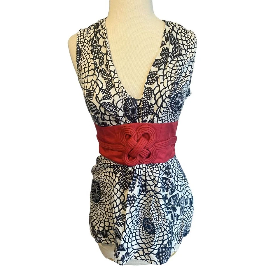 Blusa de seda 4 Beth Bowley Anthropologie azul marino crema floral nudo rojo inspiración asiática Foto 1 de 4