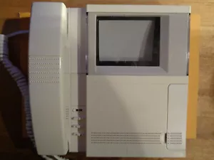 BTICINO LT TERRANEO 344102 VIDEOPHONE PIVOT 2 FILS B/N NEUF AVEC PLAQUE NEW NIB - Bild 1 von 4