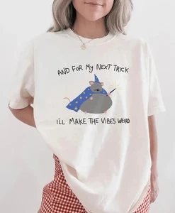 Divertente E Per Il Mio Prossimo Trucco Farò Le Vibrazioni Strane T-Shirt Unisex Uomo Donna 2 - Foto 1 di 4