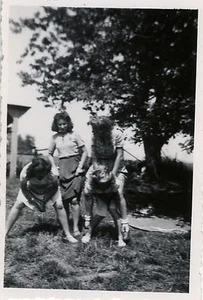 ALTES FOTO - VINTAGE SNAPSHOT - FRAU SPIEL WITZ GYMNASTIK LUSTIG - FUNNY - Bild 1 von 1