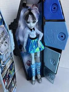 Monster High G3 Skulltimate Secrets Fearidescent Frankie Puppe mit Spind - Bild 1 von 20