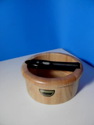 Schöne Design * Nussschale * mit Nussknacker * Continenta Holzdesign * D= 20cm * - Bild 1 von 4