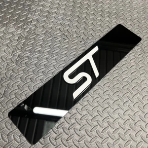 Placa de exhibición con logotipo ST - Placa blanca/negra (Focus Fiesta Puma Mondeo) - Imagen 1 de 1