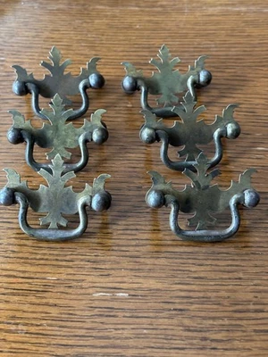 Juego de seis manijas de cajón chapadas en latón--2-3/8" ancho-colonial Petiet-2" montaje Foto 1 de 4