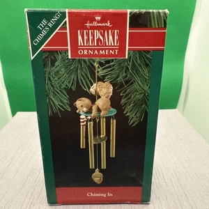 Hallmark Keepsake 1990 adorno de Navidad "Chiming In" ardilla tocando campanas - Imagen 1 de 5